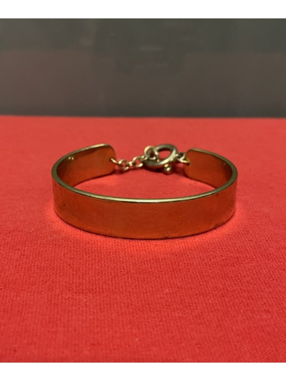 Guess Y2K Vintage 2000s Ladies Cuff Bracelet Gold Tone Chain Toggle Clasp Signed
